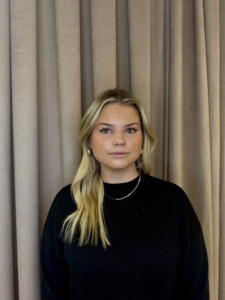 <span style="color: #ffffff;">Elise Stålarv</span>